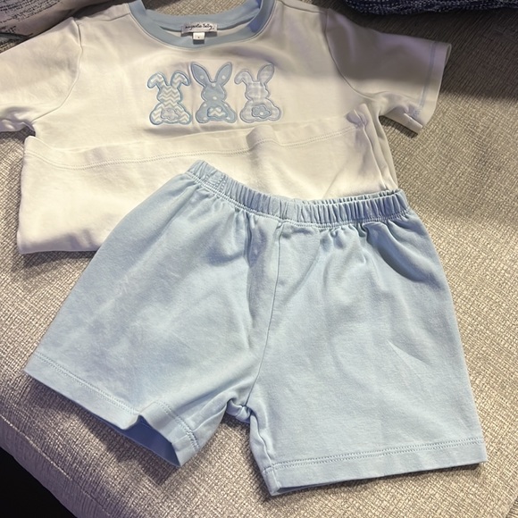 Magnolia Baby boys size 4 bunny outfit - Picture 3 of 3